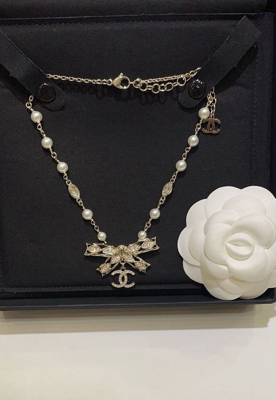 ✨Chanel Crystal Bow & Pearl Drop CC Pendant Necklace